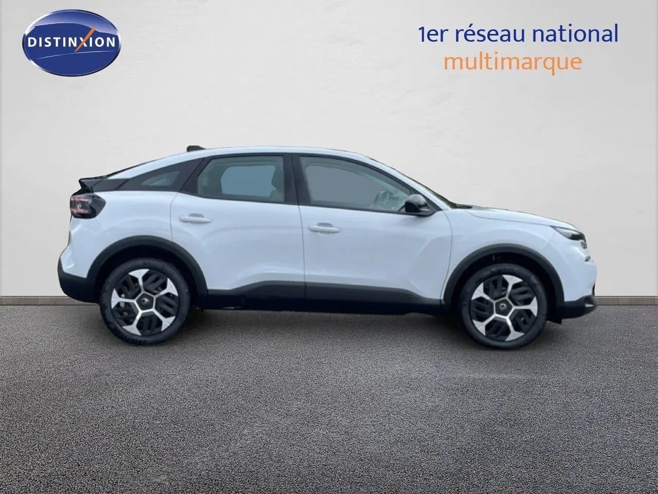 Profil droit d'une Citroën C4 blanche métal 2026 avec toit noir et jantes au design moderne.