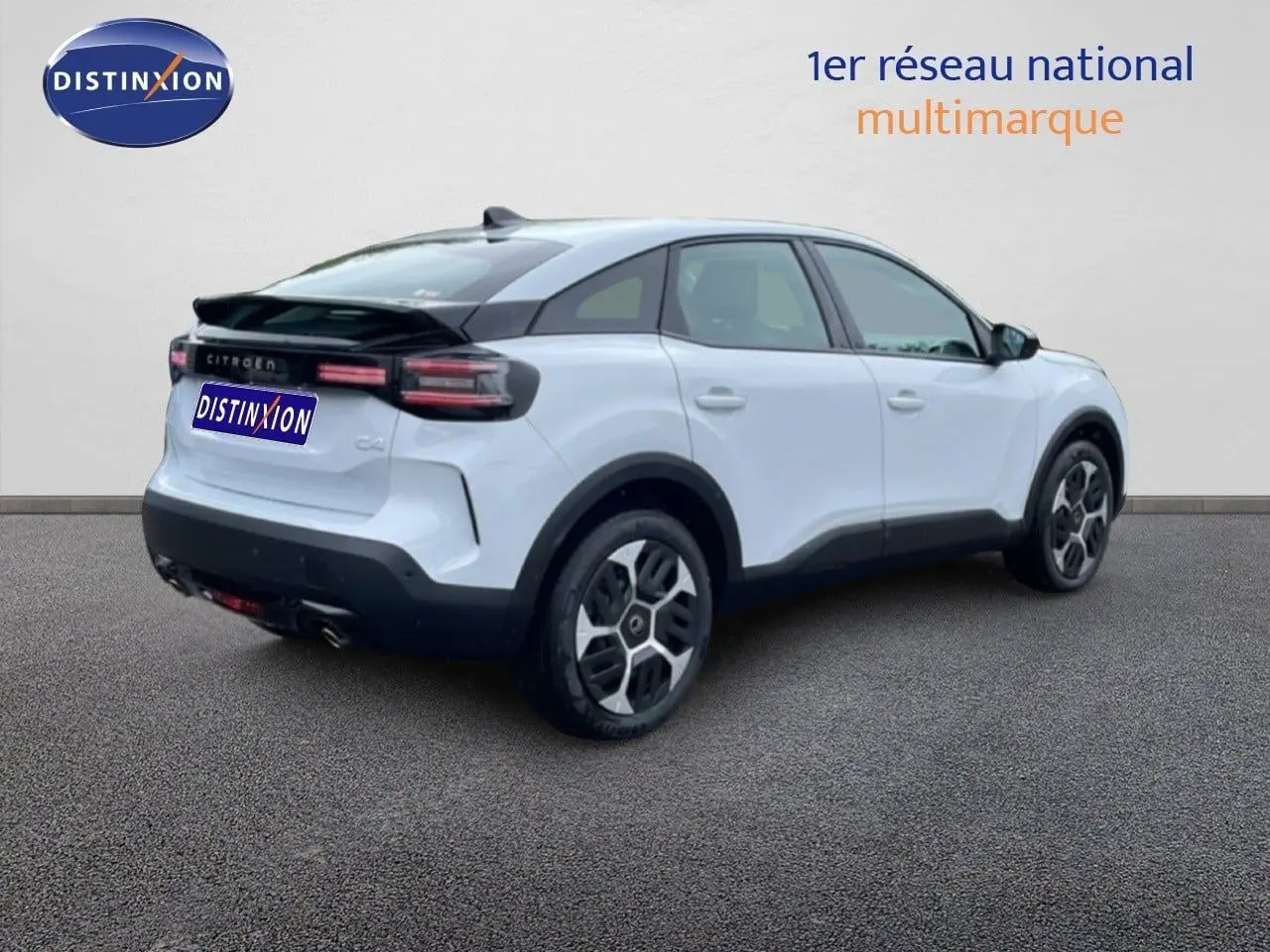 Vue 3/4 arrière droite d'une Citroën C4 blanc métal avec toit noir et jantes distinctives, sur fond neutre.