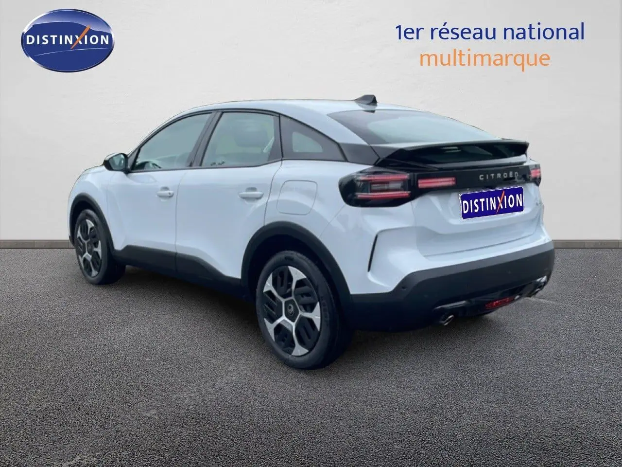 Citroën C4 blanc métal en 3/4 arrière droit, avec toit noir et feux arrière LED distinctifs.