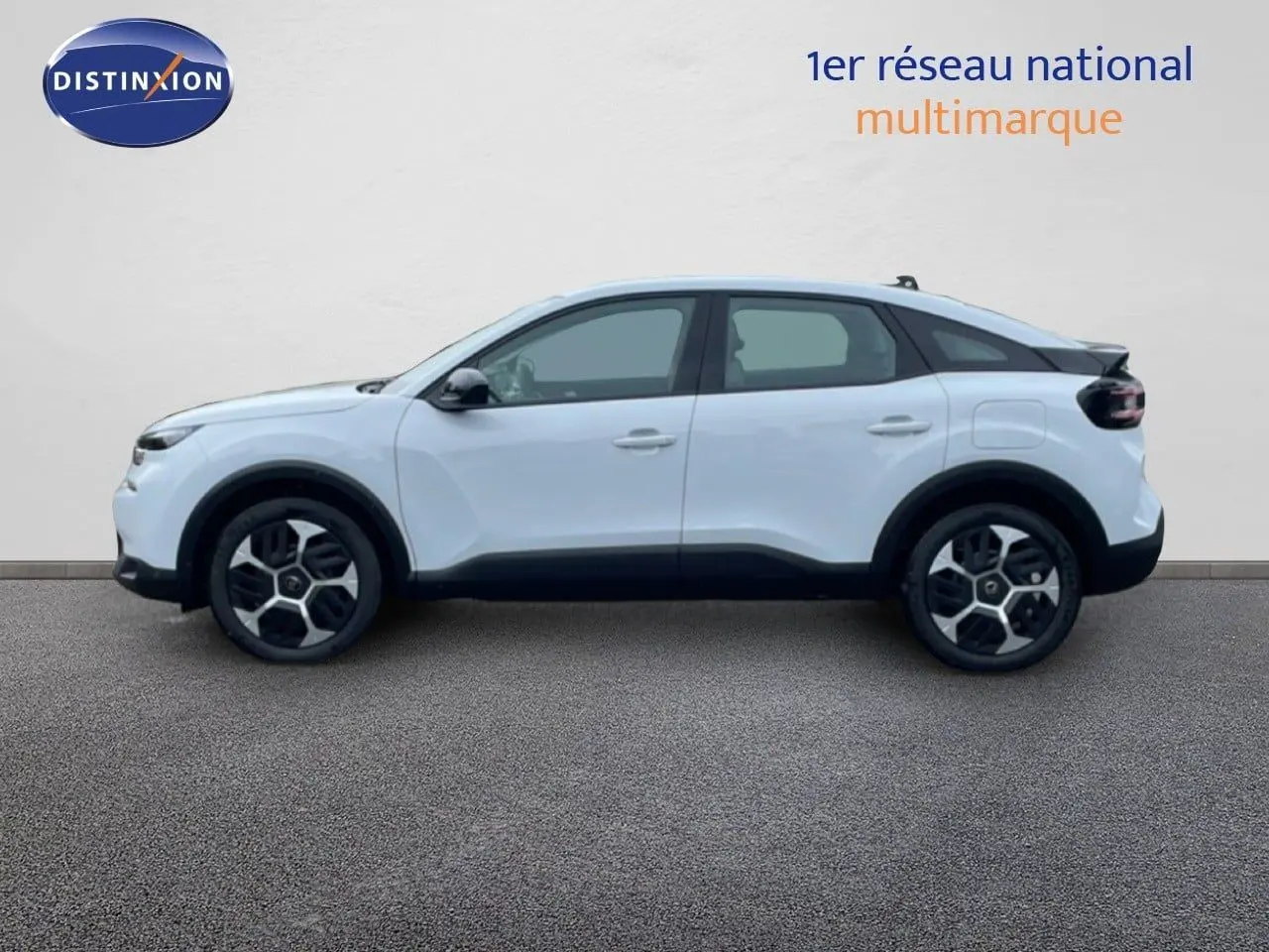 Profil latéral droit d'une Citroën C4 blanche métal 2026 avec jantes alliage et toit noir contrasté.