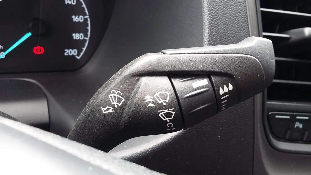 Gros plan sur la commande d’essuie-glace du tableau de bord du Ford Transit Fourgon blanc Glacier 2022.