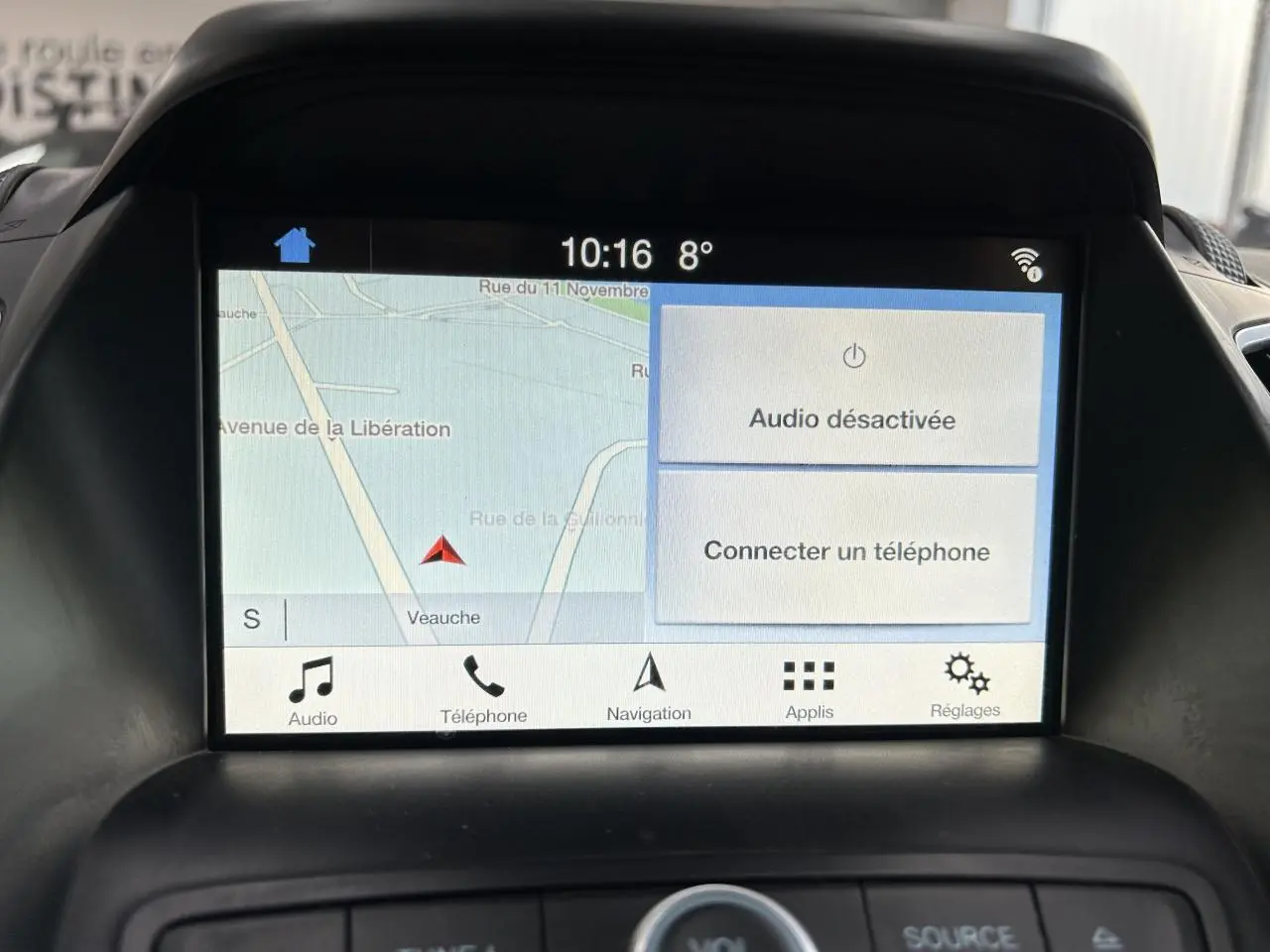 Écran tactile Ford SYNC 3 du Ford C-MAX 2018 affichant la navigation et options audio désactivées.