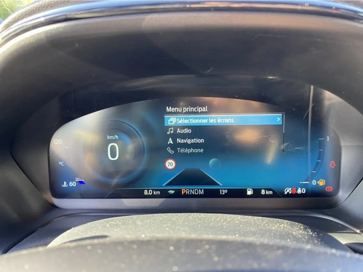 Affichage numérique du tableau de bord du Ford Puma gris 2021, montrant le menu principal et la vitesse à 0 km/h.