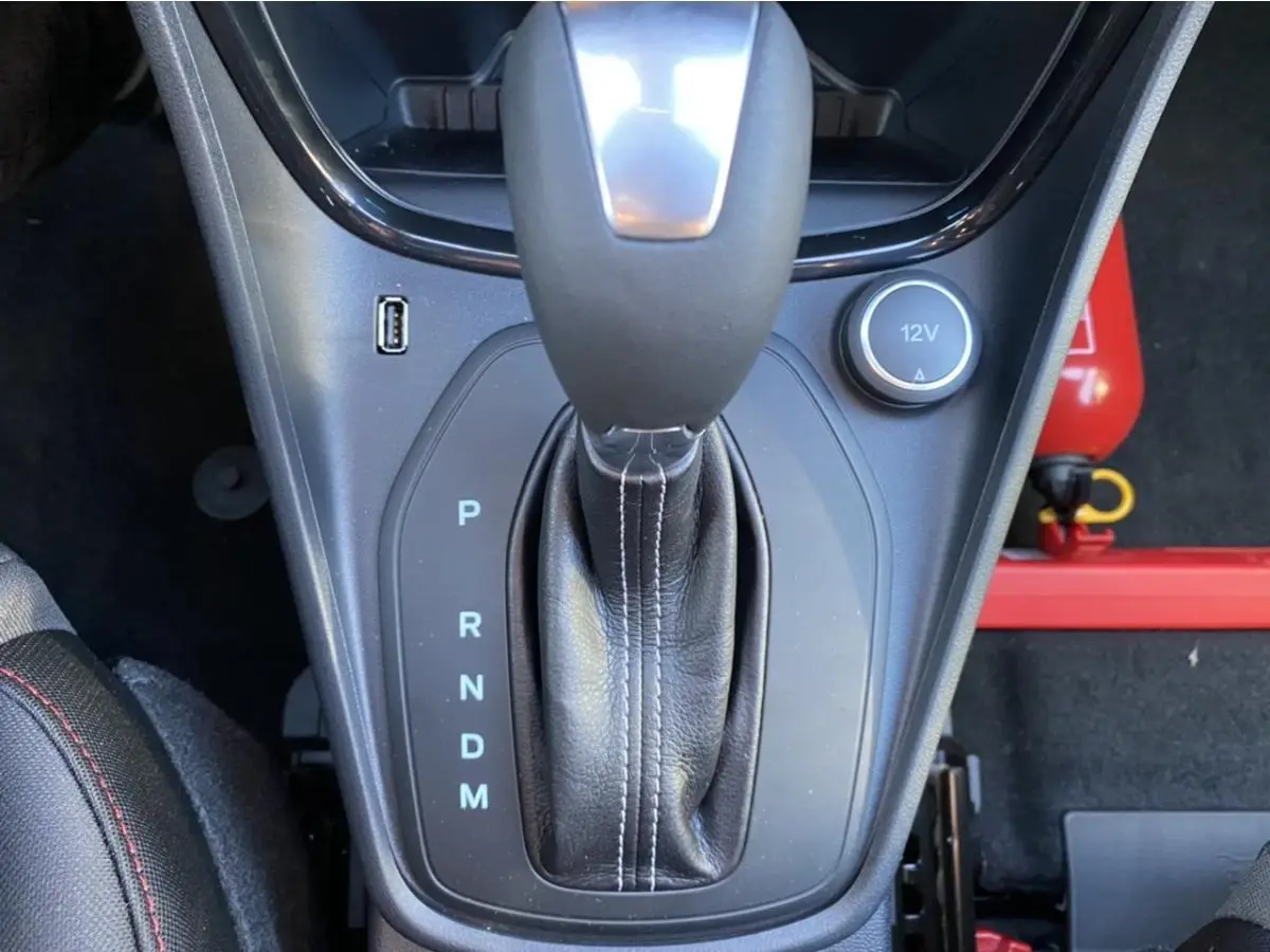 Vue rapprochée du levier de vitesses automatique noir de la Ford Puma 2021 avec prise 12V et port USB visibles.