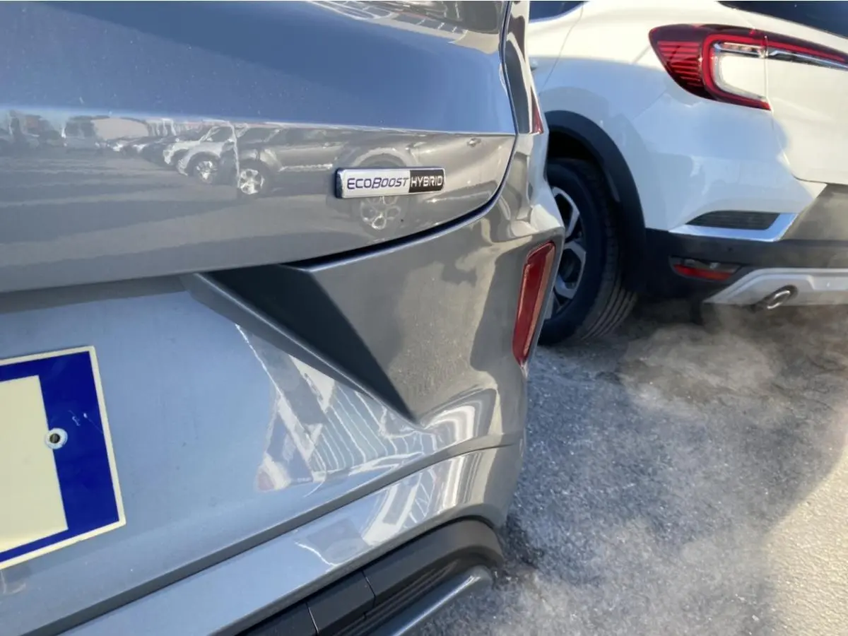 Gros plan sur l'arrière droit gris du Ford Puma 1.0 EcoBoost mHEV avec badge EcoBoost Hybrid visible.