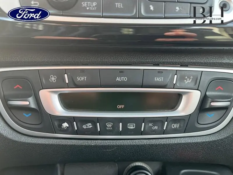 Panneau de commande de climatisation Renault Grand Scenic 2012, vue frontale sur les boutons et écran éteint