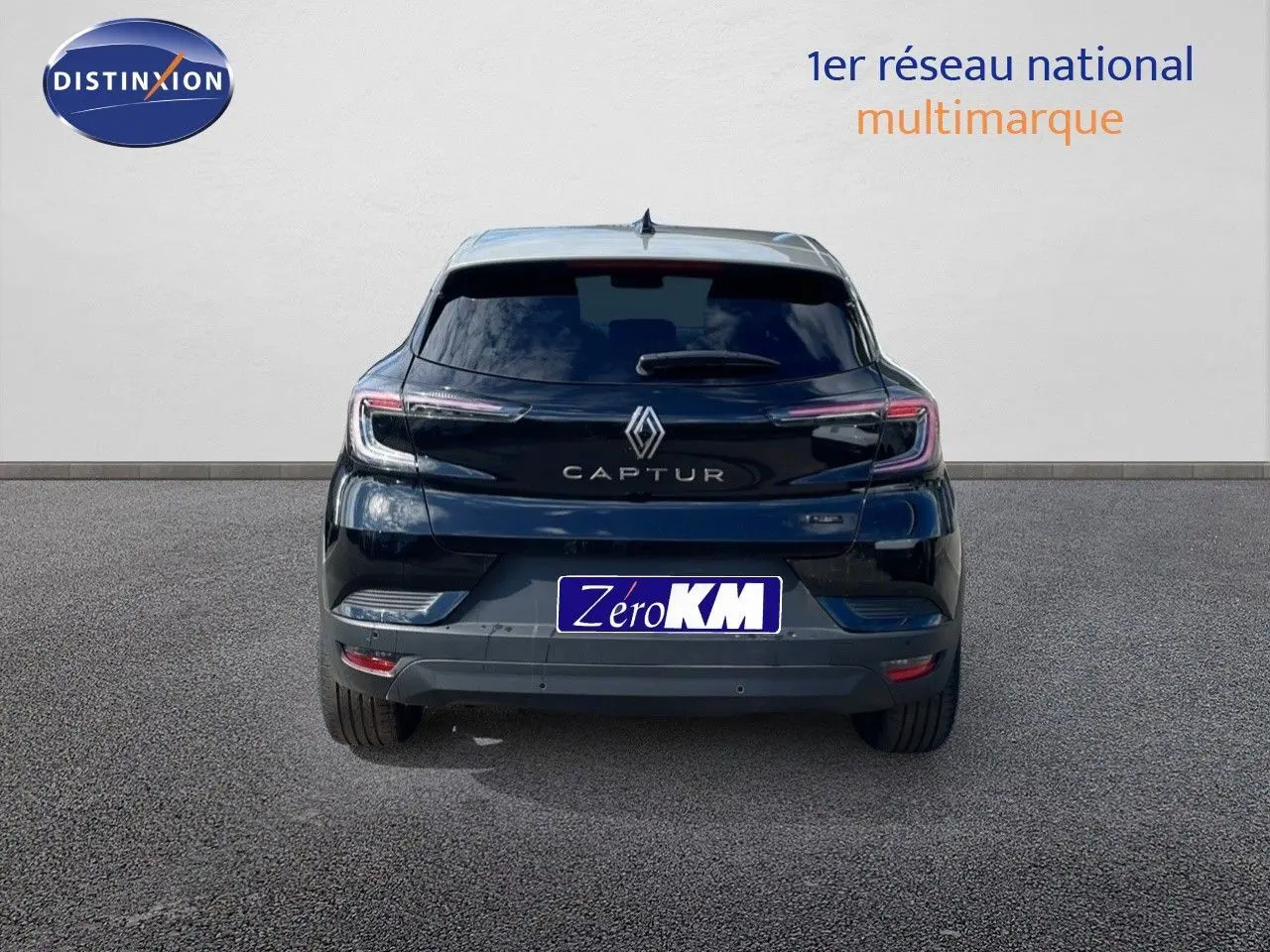 Vue arrière du Renault Captur noir étoile métal avec toit gris, mettant en valeur ses feux LED et son design compact.
