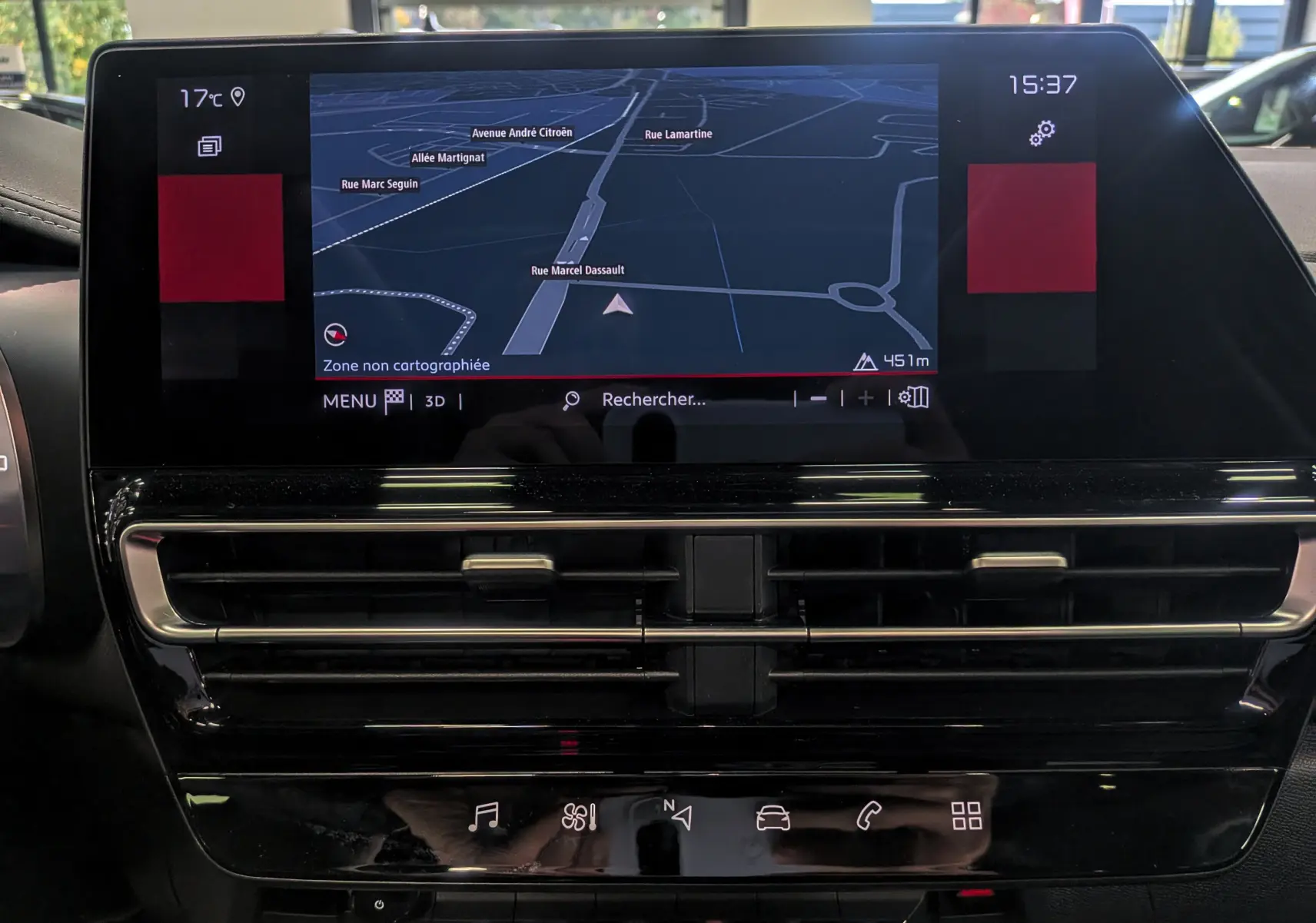 Écran tactile central affichant la navigation dans l'habitacle du Citroën C5 Aircross hybride 2025, finition noire brillante.