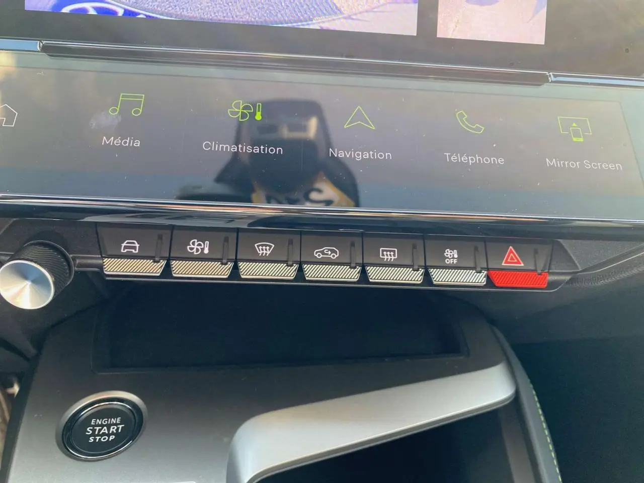 Vue rapprochée de la console centrale du Peugeot 308 2025 gris Selenium, avec écran tactile et boutons de commande.