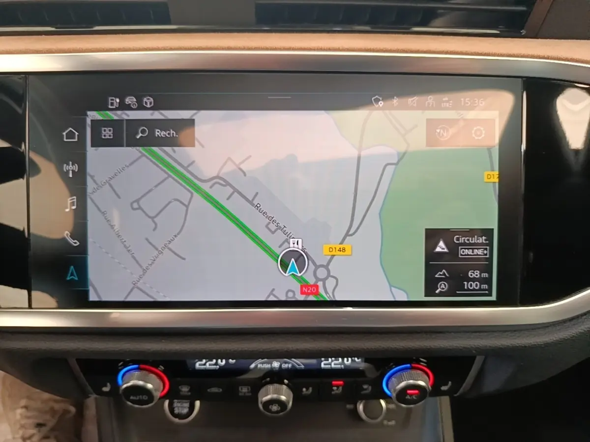 Écran tactile central affichant la navigation par satellite dans l’Audi Q3 Sportback 45 TFSI e 2024.
