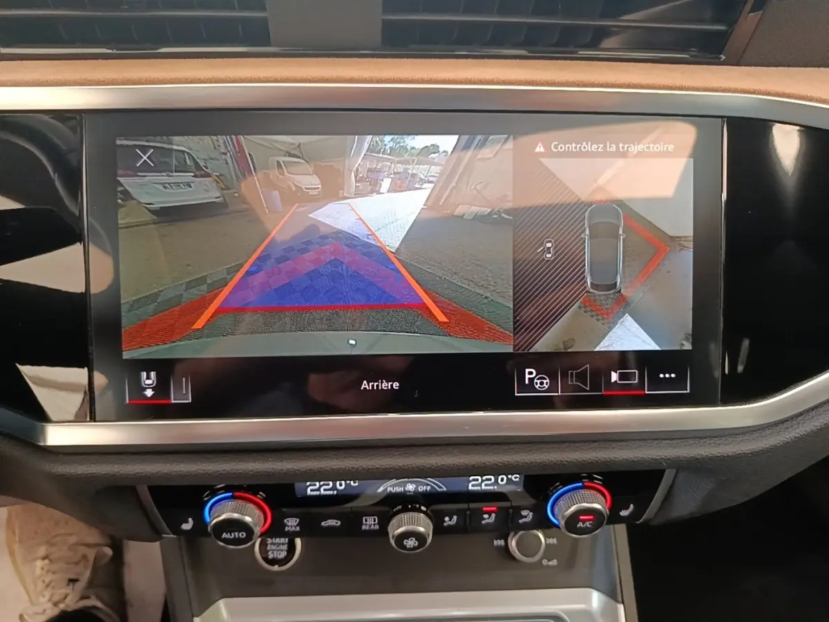 Écran tactile central affichant la caméra de recul et l’aide au stationnement dans un Audi Q3 Sportback 2024.