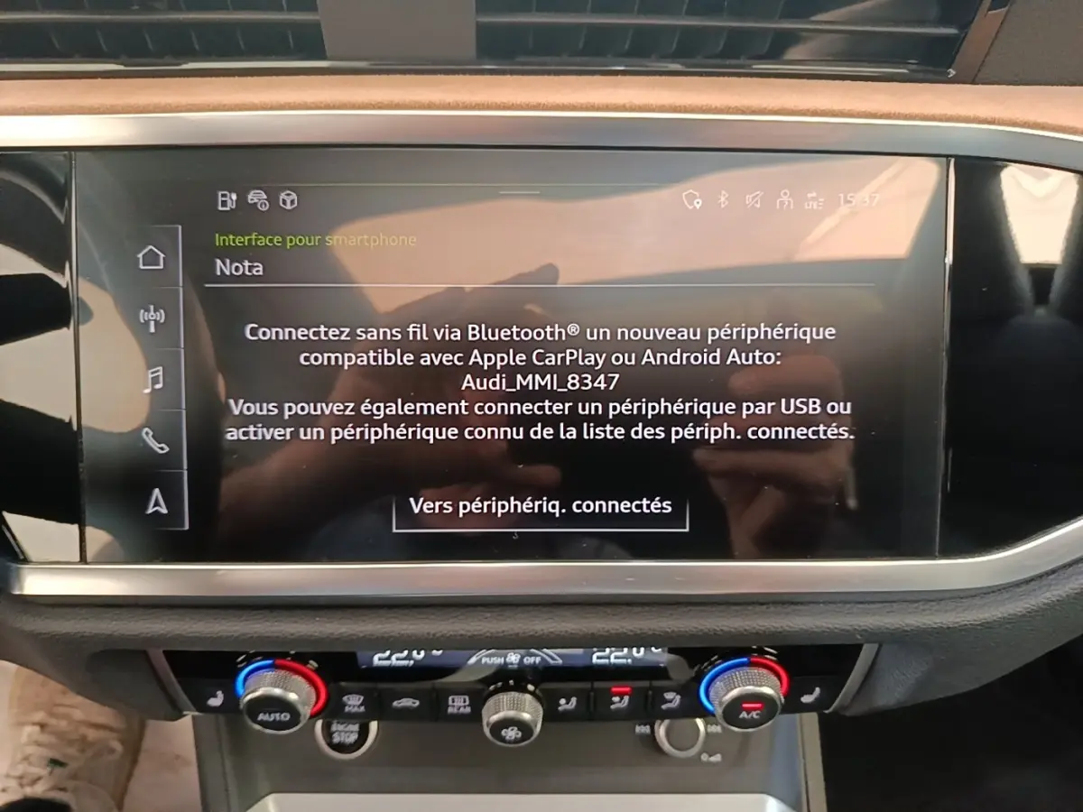 Écran tactile central affichant la connexion Bluetooth dans l’habitacle de l’Audi Q3 Sportback 2024.