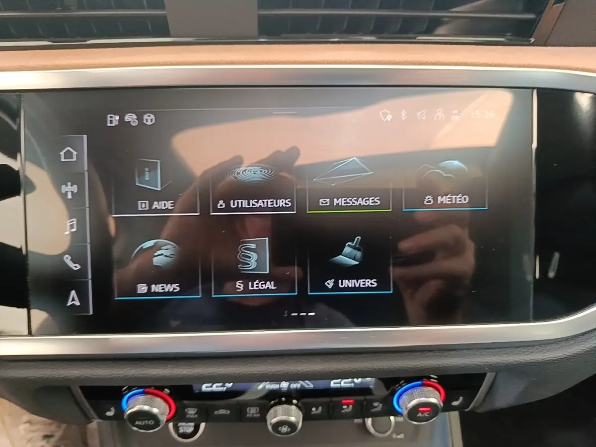 Écran tactile central de l'Audi Q3 Sportback 2024 avec interface multimédia et commandes climatisation en dessous.