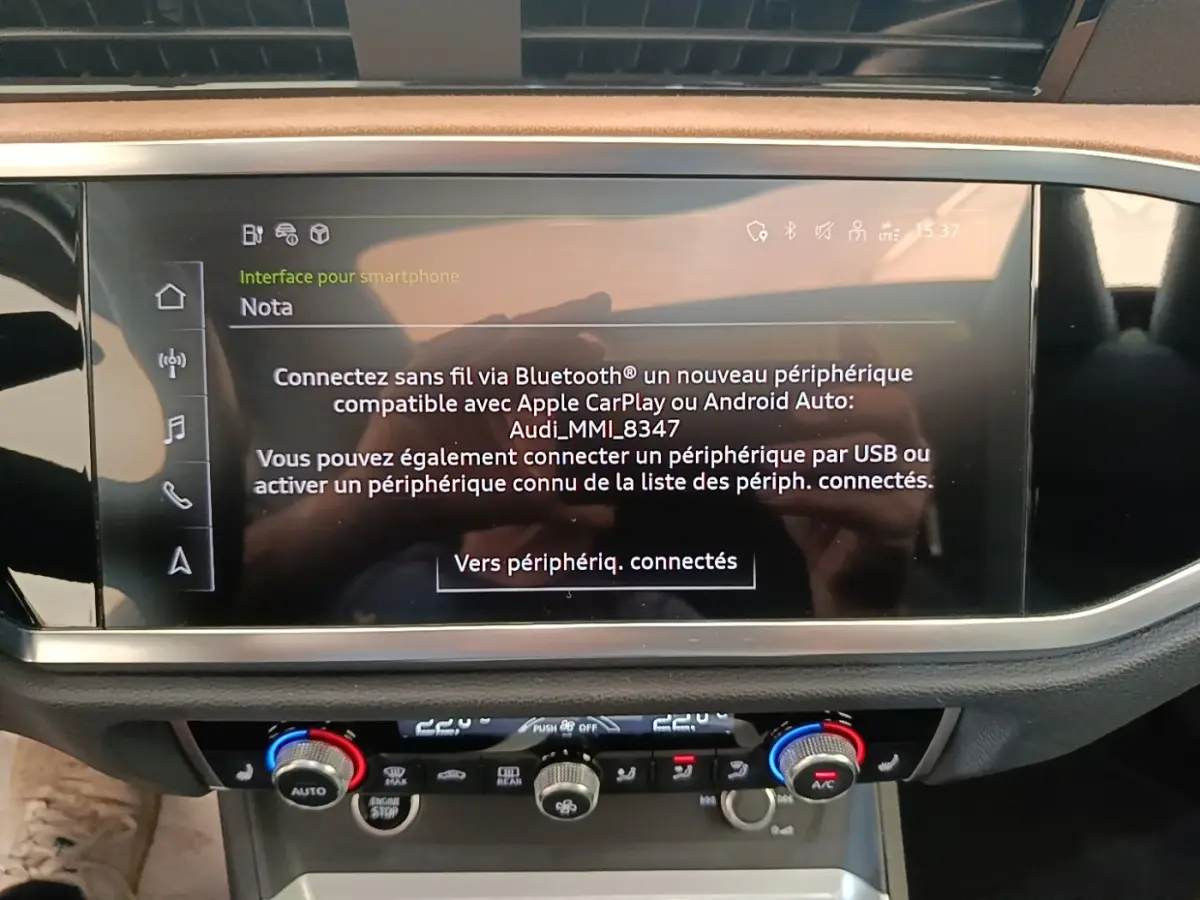 Écran tactile central affichant la connexion Bluetooth dans l’habitacle d’un Audi Q3 Sportback 2024.