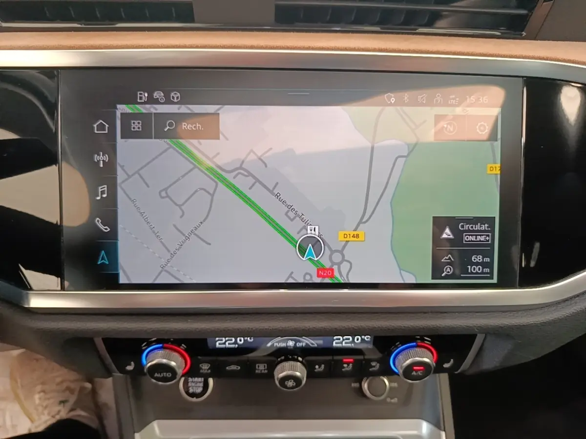 Écran tactile central affichant la navigation dans l’Audi Q3 Sportback 45 TFSI e, vue intérieure du tableau de bord.