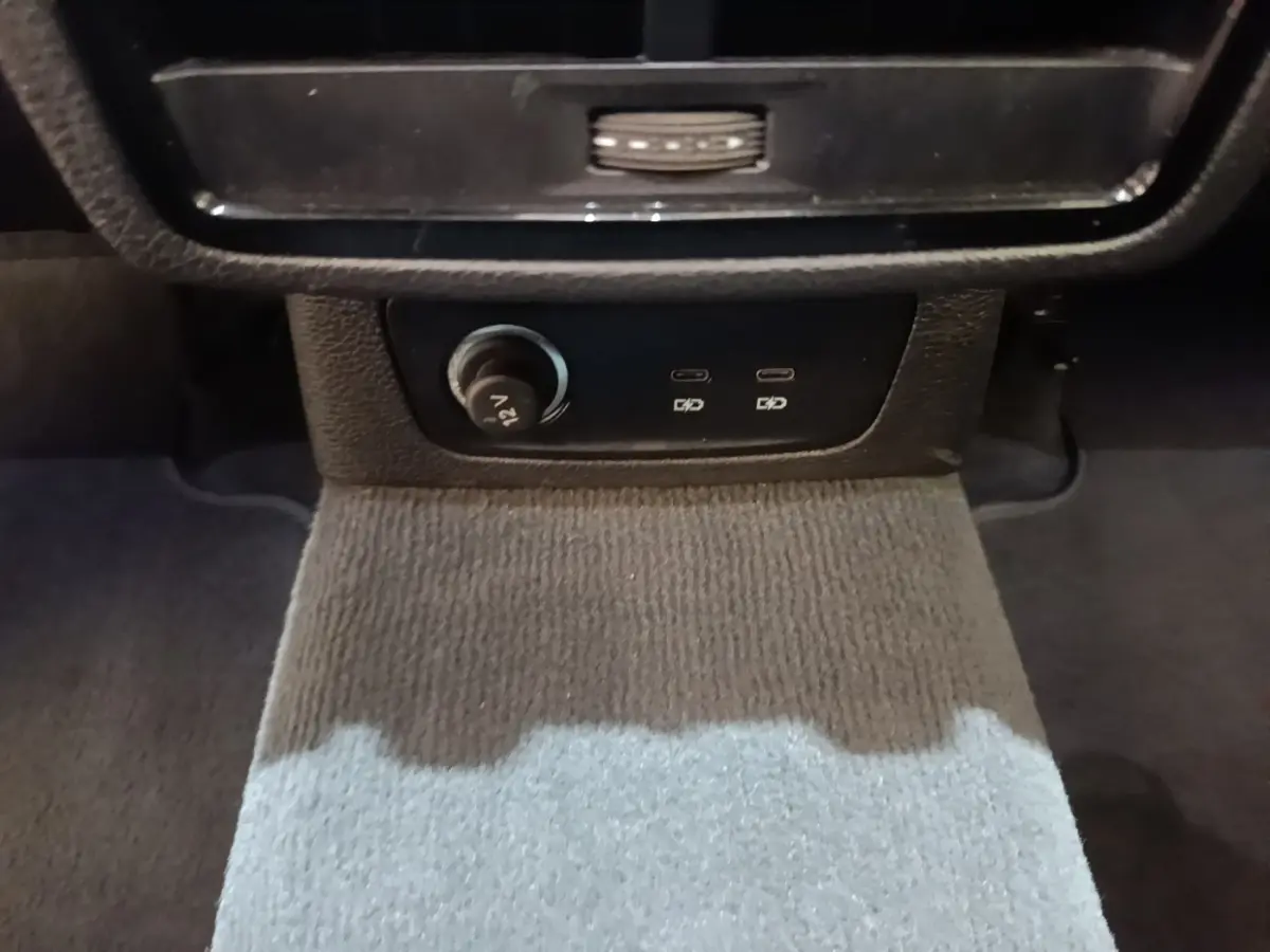 Prise 12V et deux ports USB-C visibles sur la console arrière intérieure de l'Audi Q3 Sportback 2024.