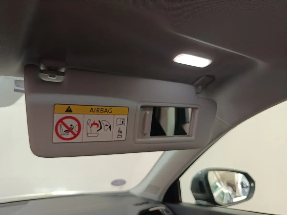 Détail intérieur du pare-soleil gris avec miroir et avertissement airbag, côté conducteur de l'Audi Q3 Sportback 2024.