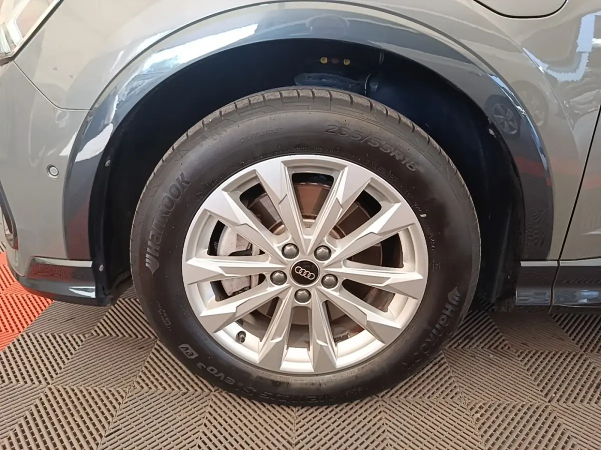 Gros plan sur la roue avant droite grise de l'Audi Q3 Sportback 45 TFSI e avec jante argentée à dix branches.