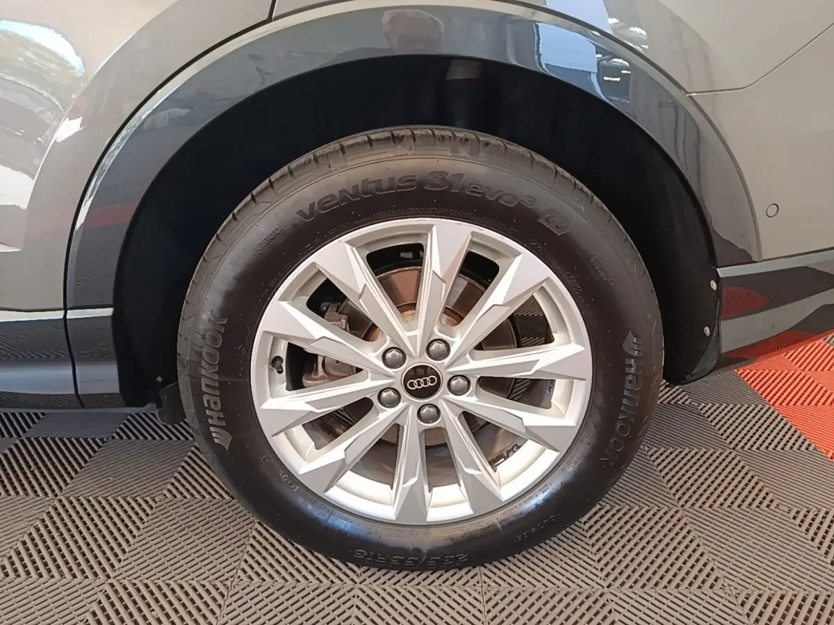 Gros plan sur la roue arrière droite grise d’un Audi Q3 Sportback 2024 avec jante argentée à multiples branches.