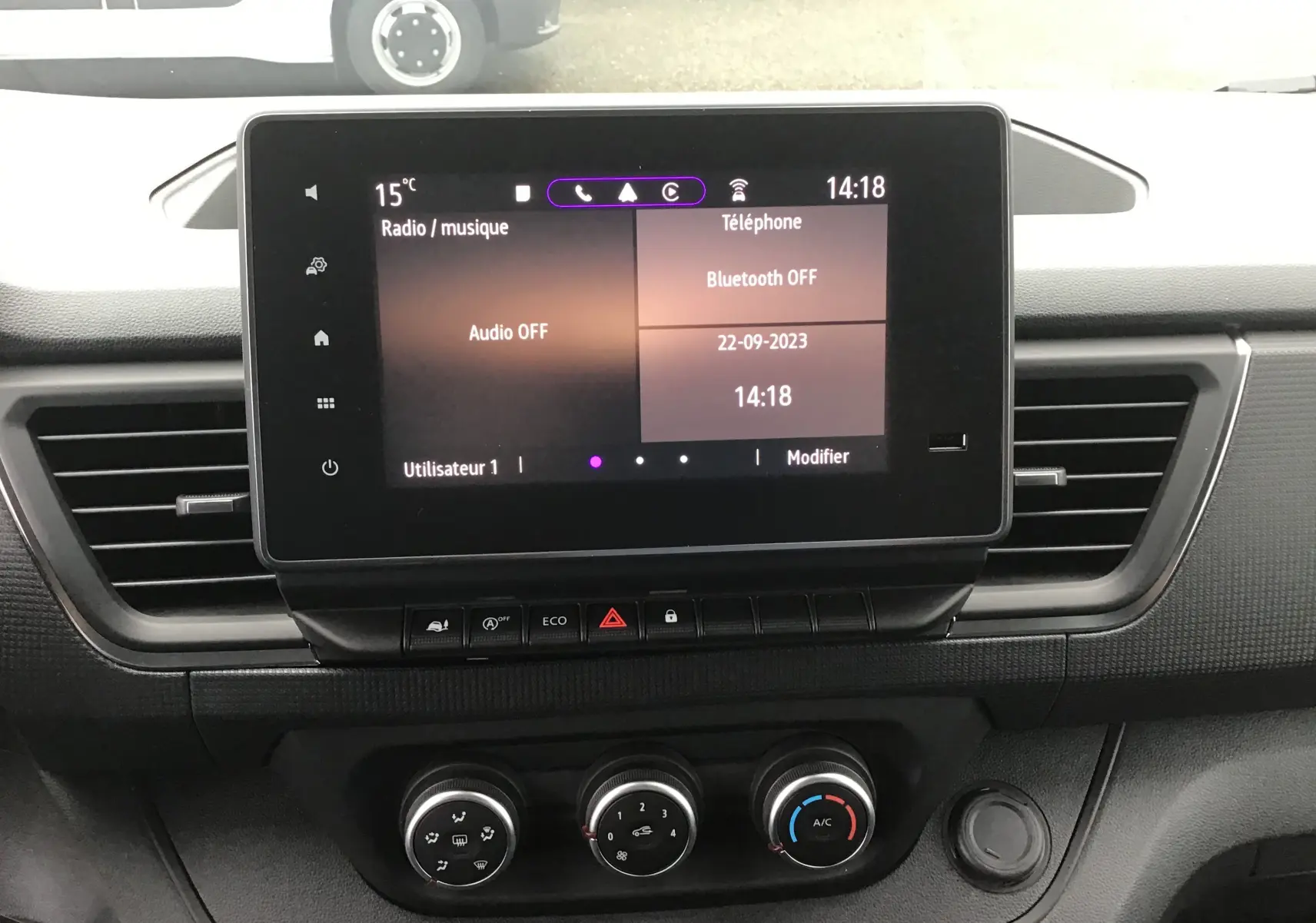 Écran tactile central du tableau de bord du Renault Trafic Fourgon L2H1 2023 avec commandes climatisation et ventilation visibles.