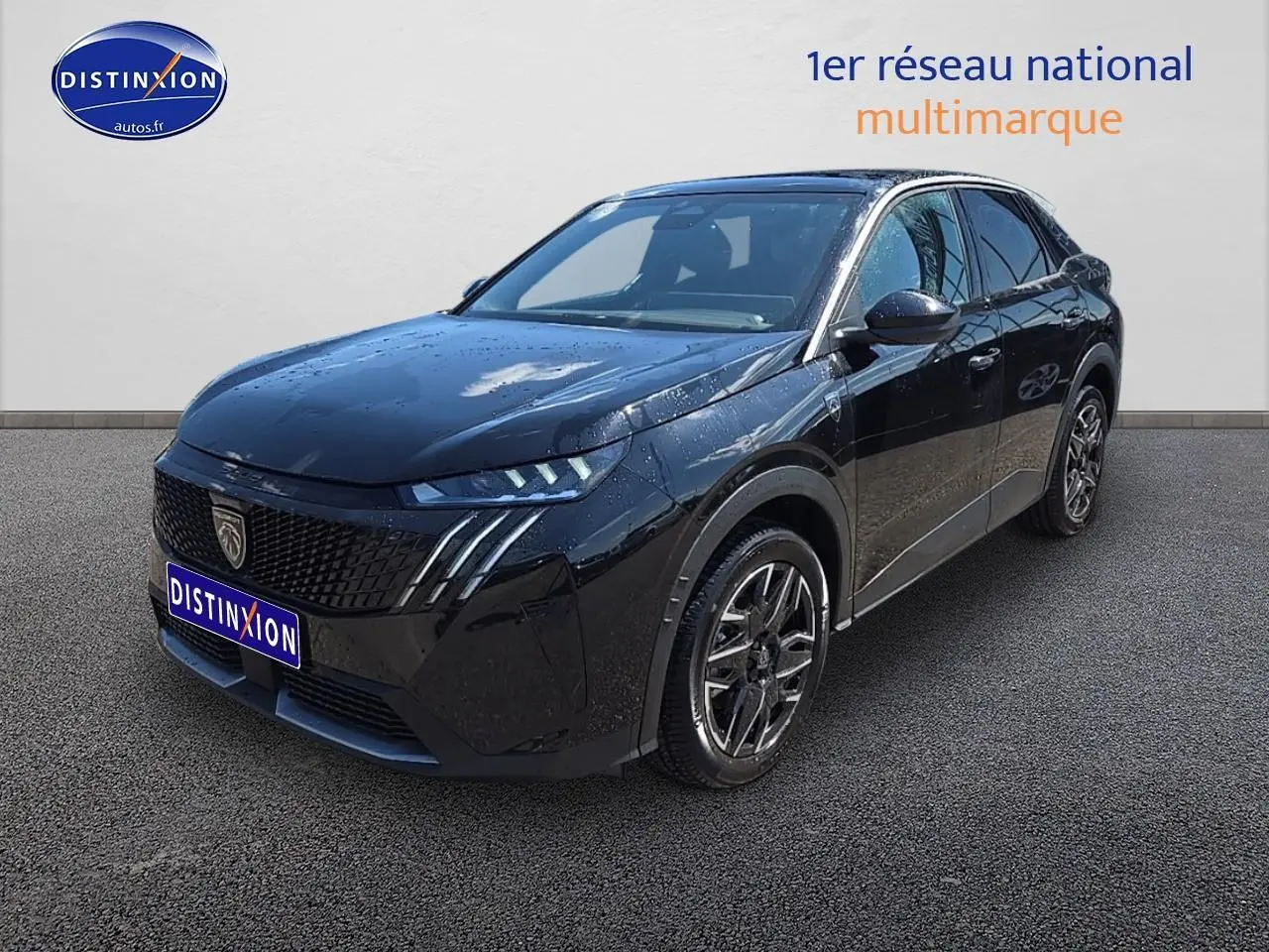 Peugeot 3008 noir perla nera en 3/4 avant droit avec phares LED et jantes alliage visibles.