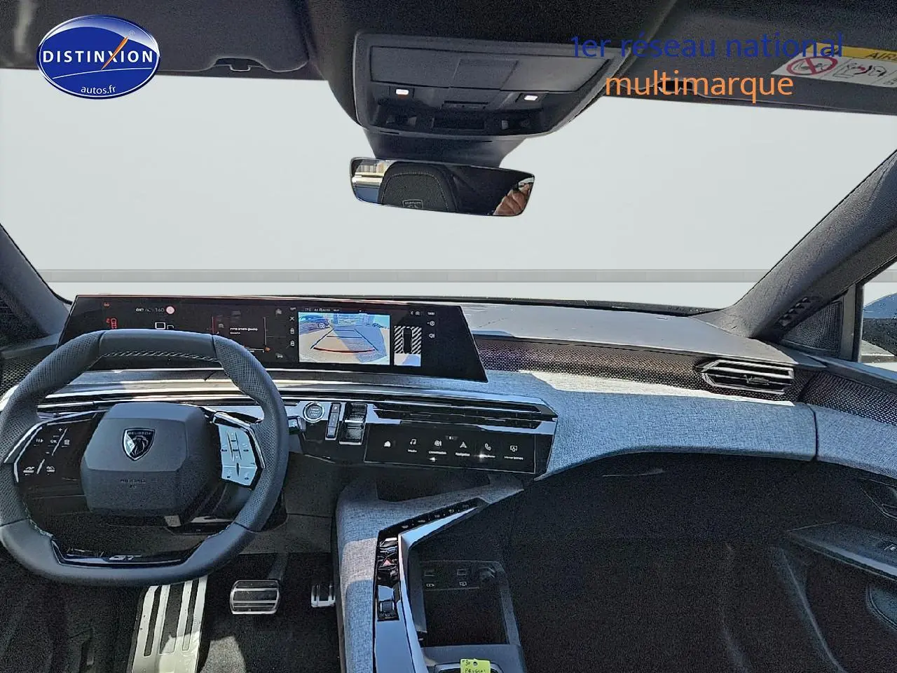 Intérieur moderne du Peugeot 3008 2025, vue du tableau de bord et volant multifonction en cuir.