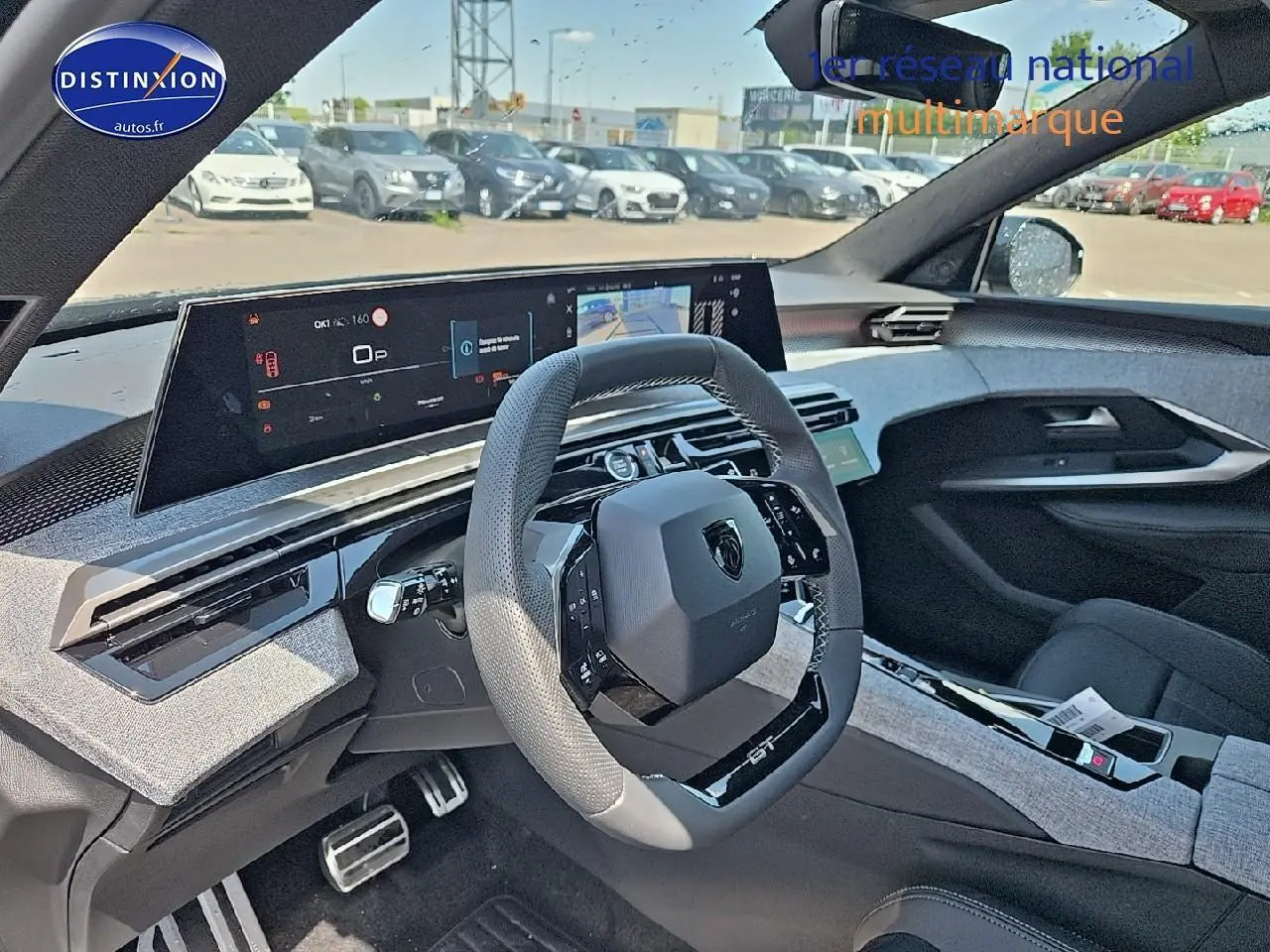 Intérieur du Peugeot 3008 Hybrid 2025 vu côté conducteur, volant compact et tableau de bord numérique moderne.