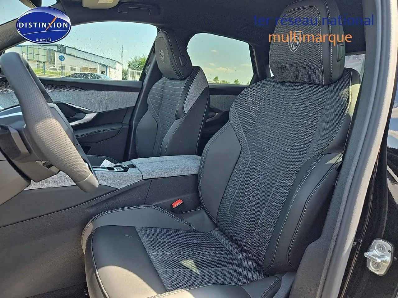 Intérieur du Peugeot 3008 2025 en vue côté droit, sièges sport noirs avec surpiqûres et logo GT brodé.
