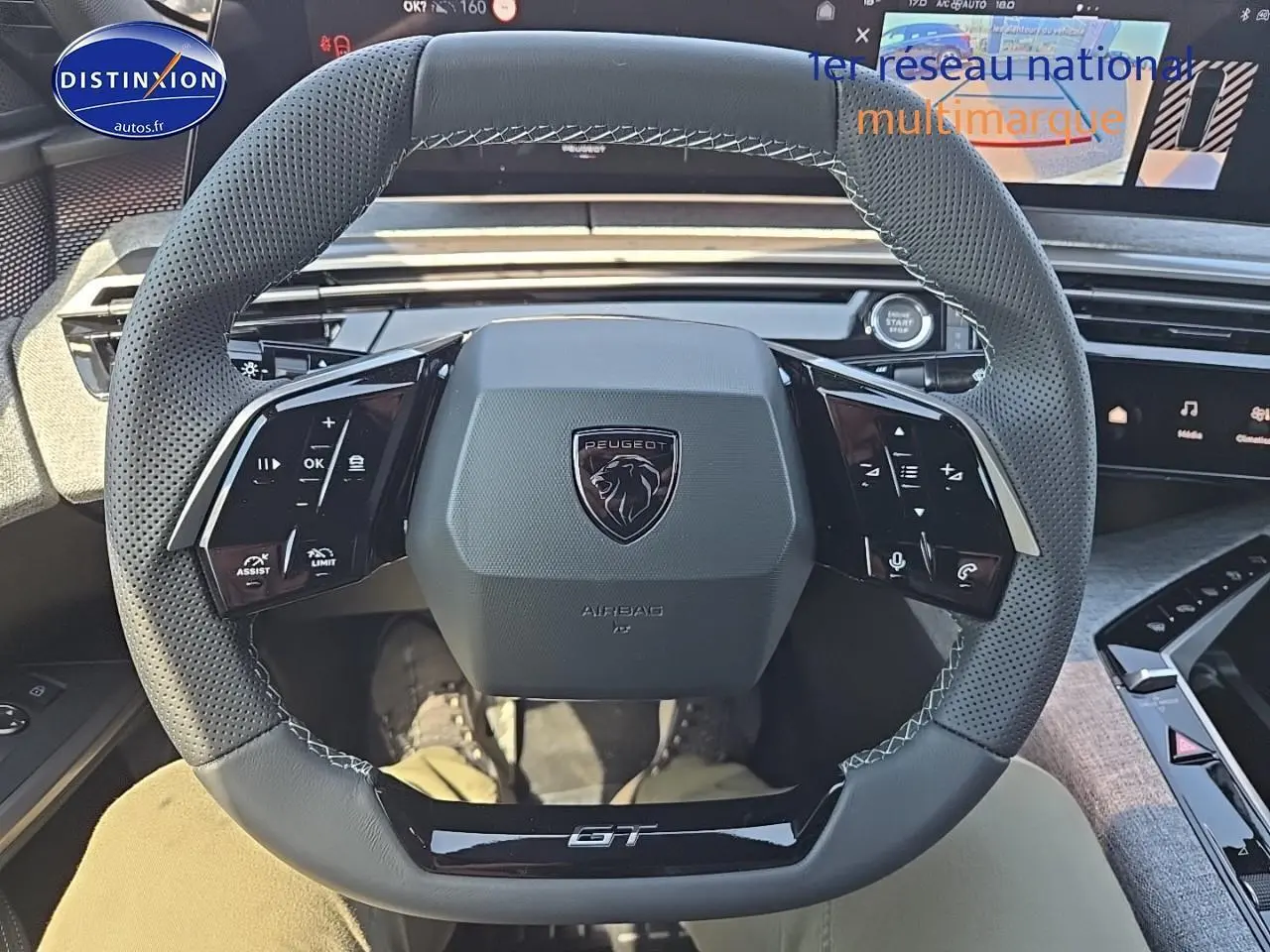 Volant cuir perforé noir avec logo Peugeot et inscription GT, vue frontale depuis le siège conducteur du 3008 2025.