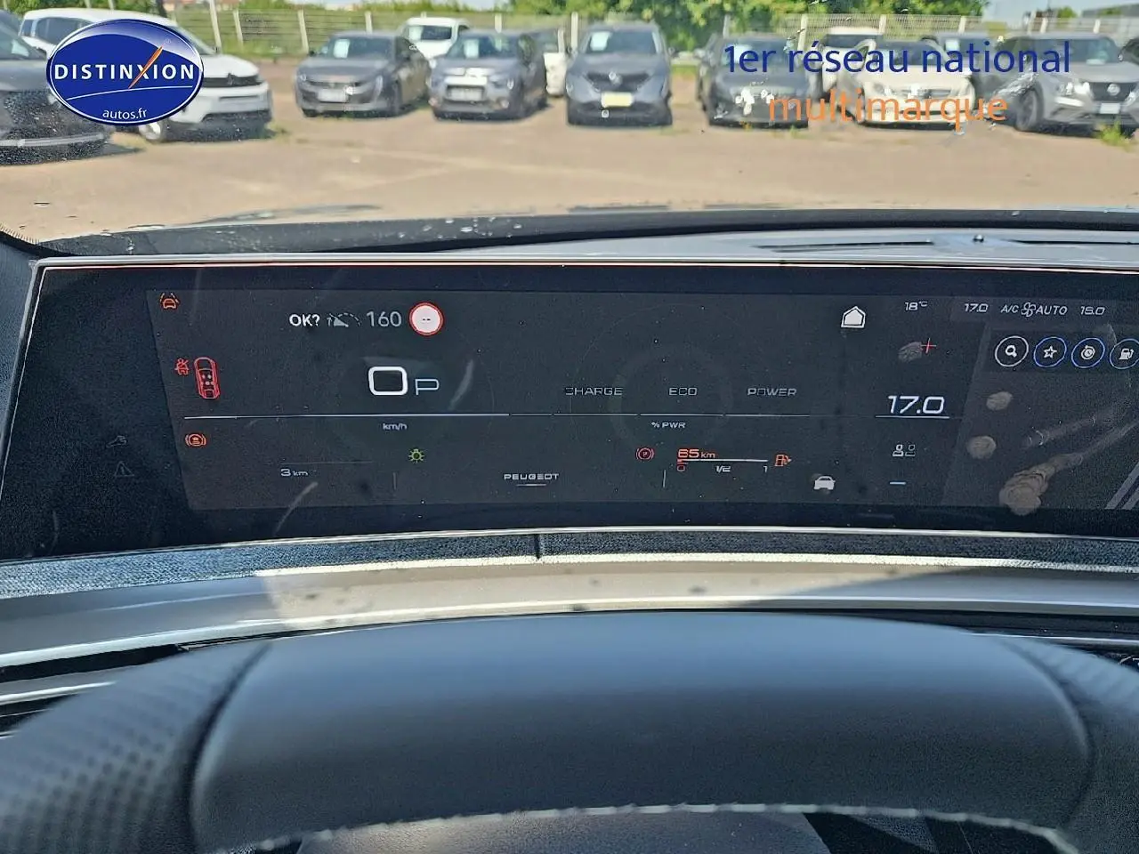 Vue rapprochée du tableau de bord numérique du Peugeot 3008 noir perla nera, affichant les indicateurs de conduite.