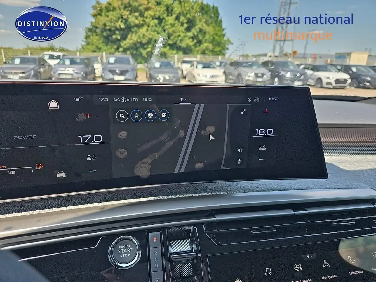 Vue intérieure du tableau de bord du Peugeot 3008 noir perla nera avec écran tactile et commandes modernes visibles