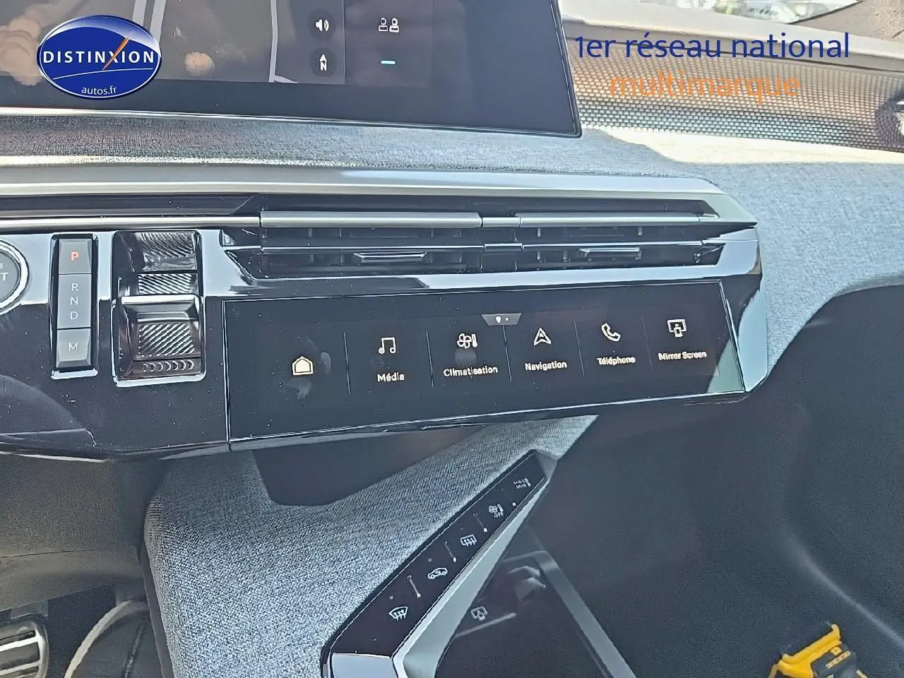 Tableau de bord moderne de Peugeot 3008 noir perla nera, vue rapprochée sur écran tactile et commandes centrales.