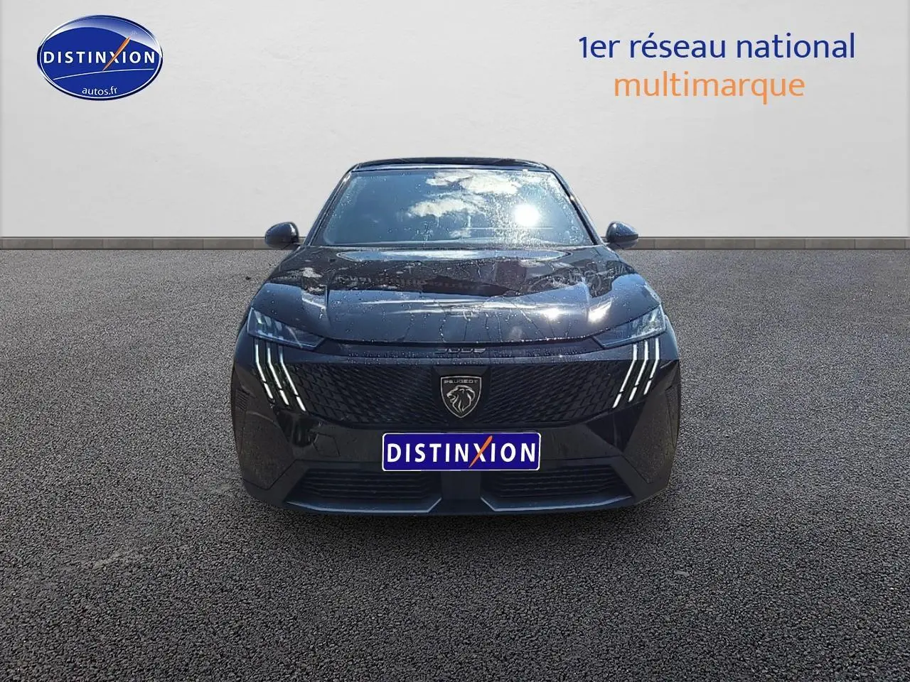 Vue frontale d'un Peugeot 3008 noir Perla Nera avec phares LED et calandre au lion distinctif