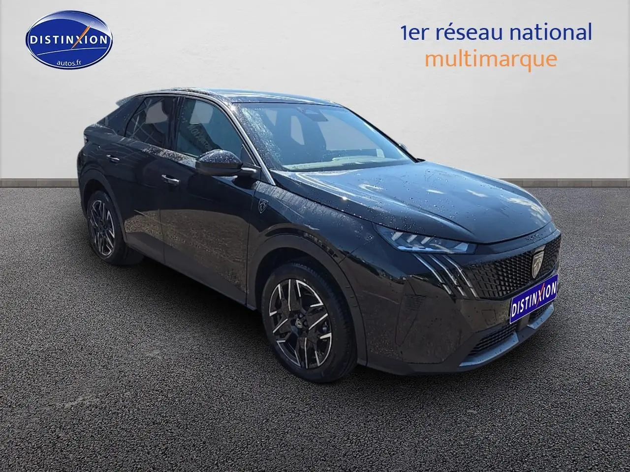 Peugeot 3008 noir perla nera en 3/4 avant droit, avec calandre distinctive et jantes alu modernes.