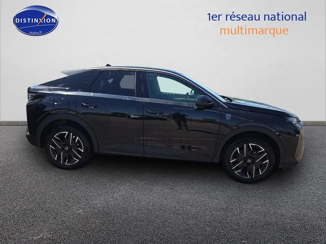 Peugeot 3008 noir perla nera en profil côté gauche, soulignant ses jantes alu et lignes modernes.