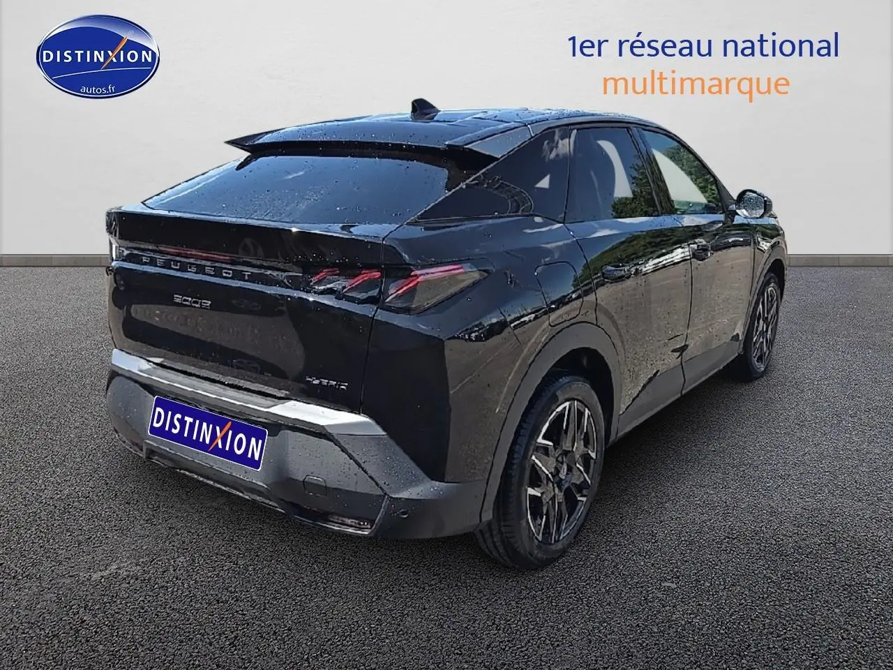 Vue 3/4 arrière droite d'un Peugeot 3008 noir perla nera avec feux arrière LED et jantes alliage distinctives.