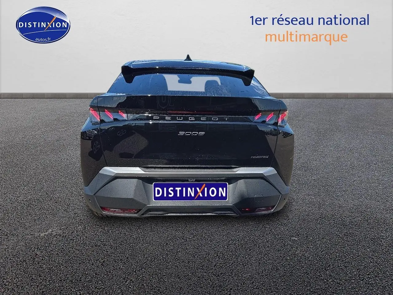 Vue arrière d'un Peugeot 3008 noir Perla Nera avec feux LED et becquet arrière distinctif.