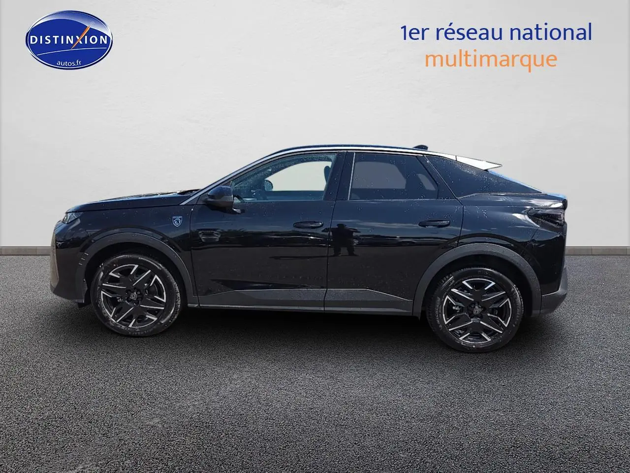 Profil côté gauche du Peugeot 3008 noir perla nera 2025 avec jantes alu et vitres arrière surteintées.