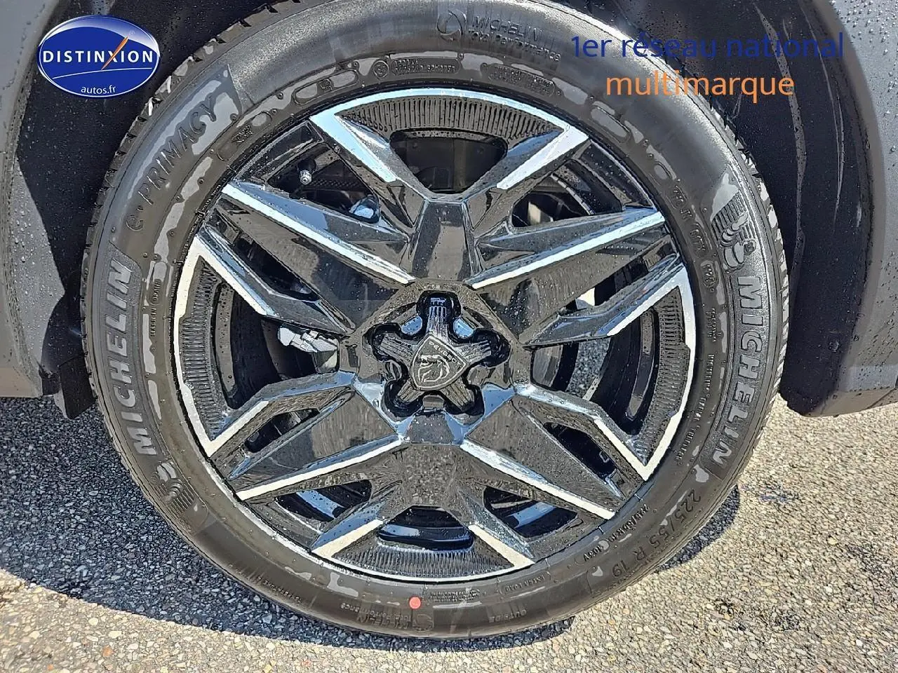 Gros plan sur la jante alu noire et brillante du côté avant droit du Peugeot 3008 noir Perla Nera 2025.