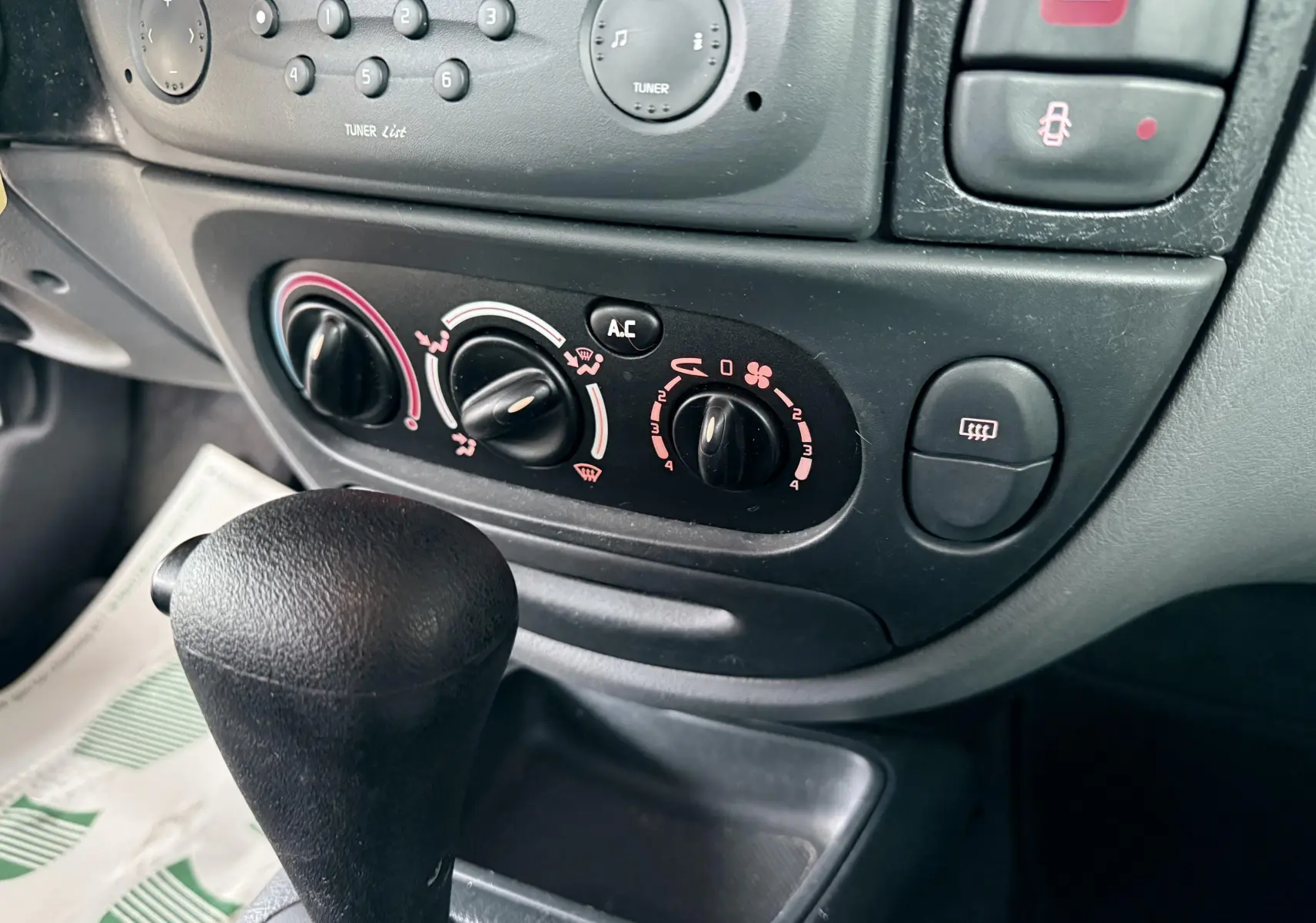 Gros plan sur la console centrale et levier de vitesse de la Renault Mégane 1.6 essence, intérieur gris.