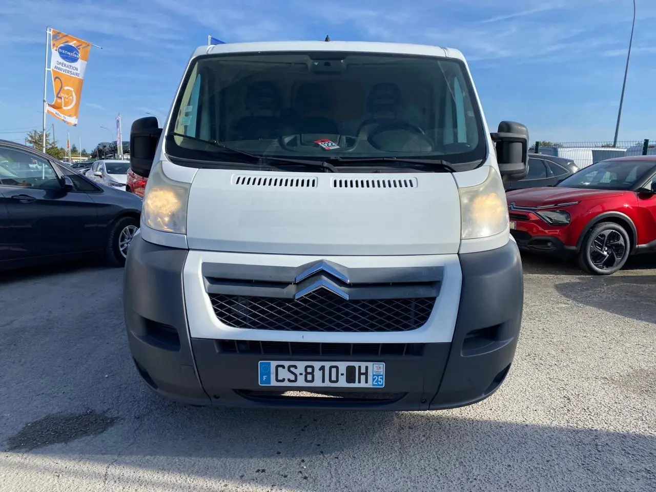 Vue frontale d'un Citroën Jumper blanc de 2013 avec calandre noire et plaque d'immatriculation française visible