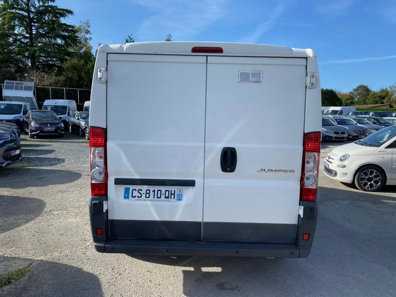 Vue arrière d'un fourgon blanc Citroën Jumper 2.2 HDi 130 L1H1 avec attelage, immatriculé en France.