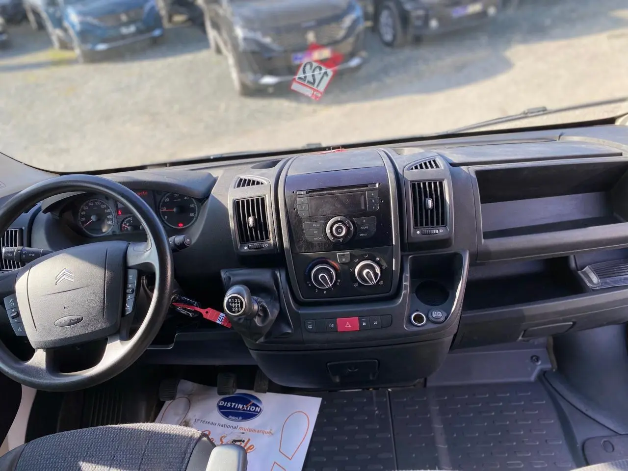 Vue intérieure du tableau de bord du Citroën Jumper blanc 2013, avec volant à gauche et levier de vitesses manuel.