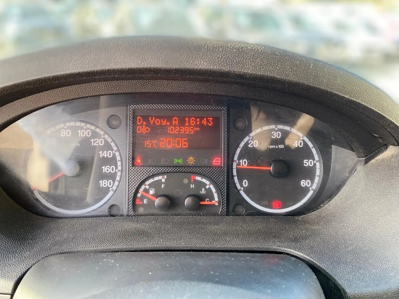 Tableau de bord du Citroën Jumper 2013 affichant compteur, compte-tours et écran digital rouge avec 102395 km.