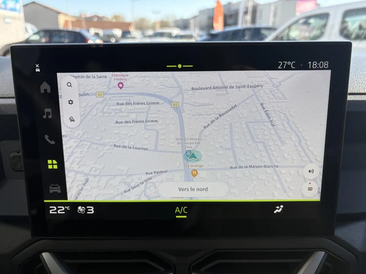 Écran tactile central du tableau de bord du Dacia Duster 1.6 Hybrid 2024 affichant la navigation GPS en mode jour.