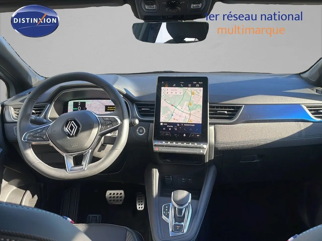 Vue intérieure du tableau de bord du Renault Captur E-Tech hybride, avec écran tactile central et volant multifonction.