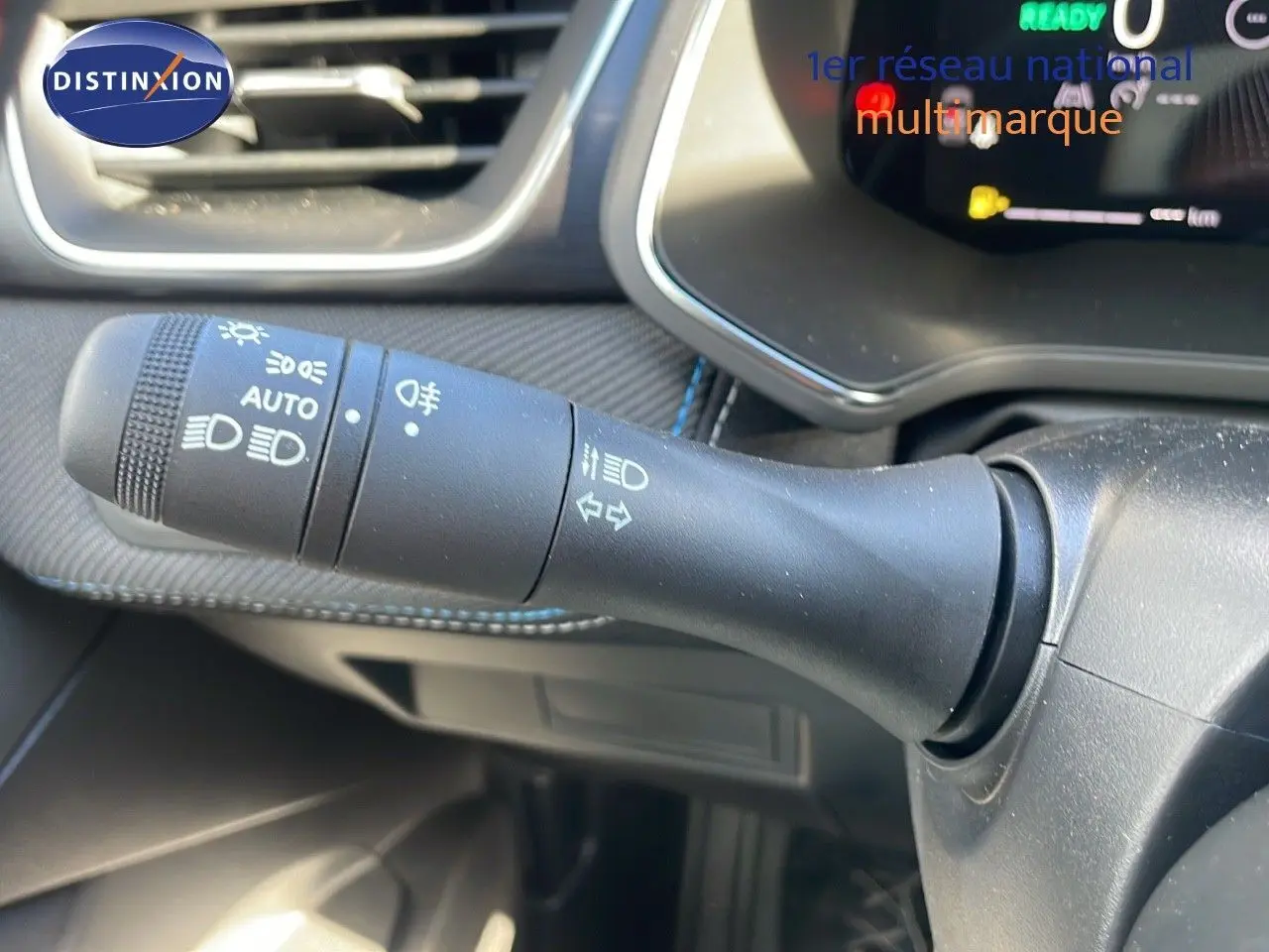 Gros plan sur la commande des feux et clignotants à gauche du volant du Renault Captur E-Tech hybride 2008.