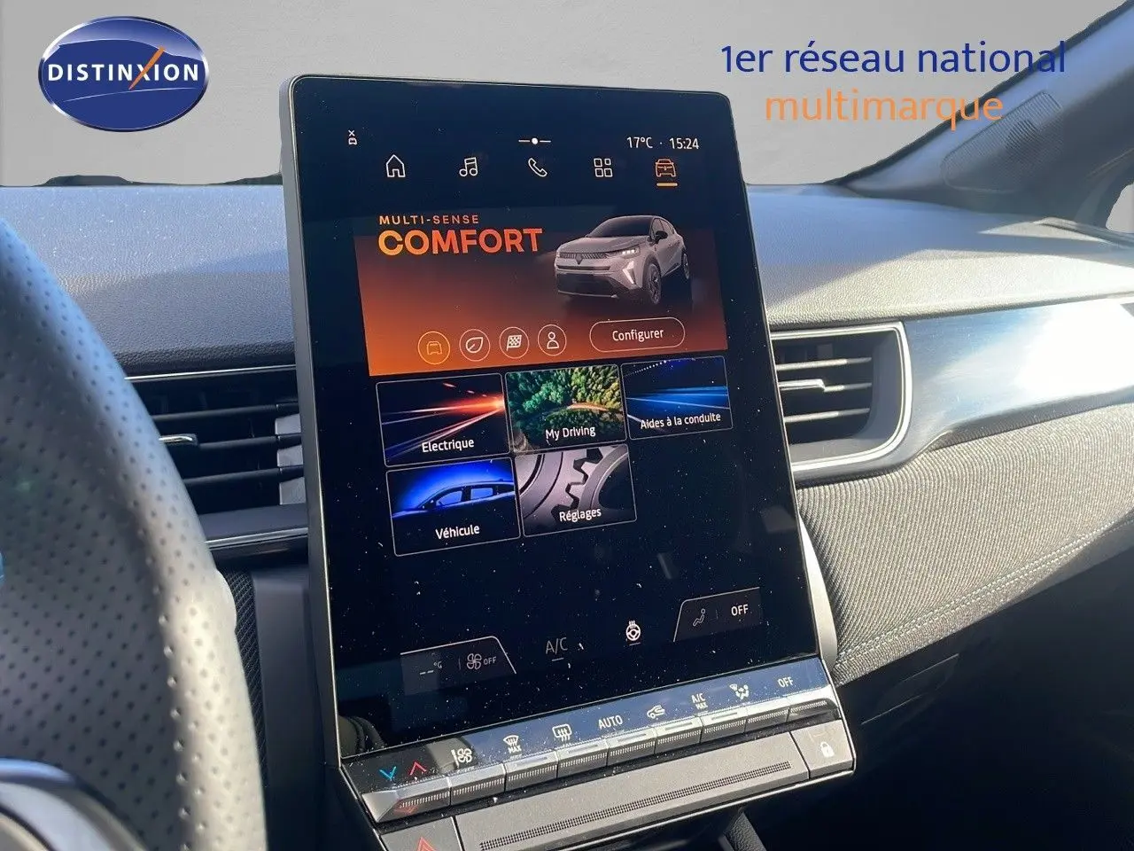 Écran tactile central du Renault Captur E-Tech gris rafale, affichant le mode Confort et les options de conduite.