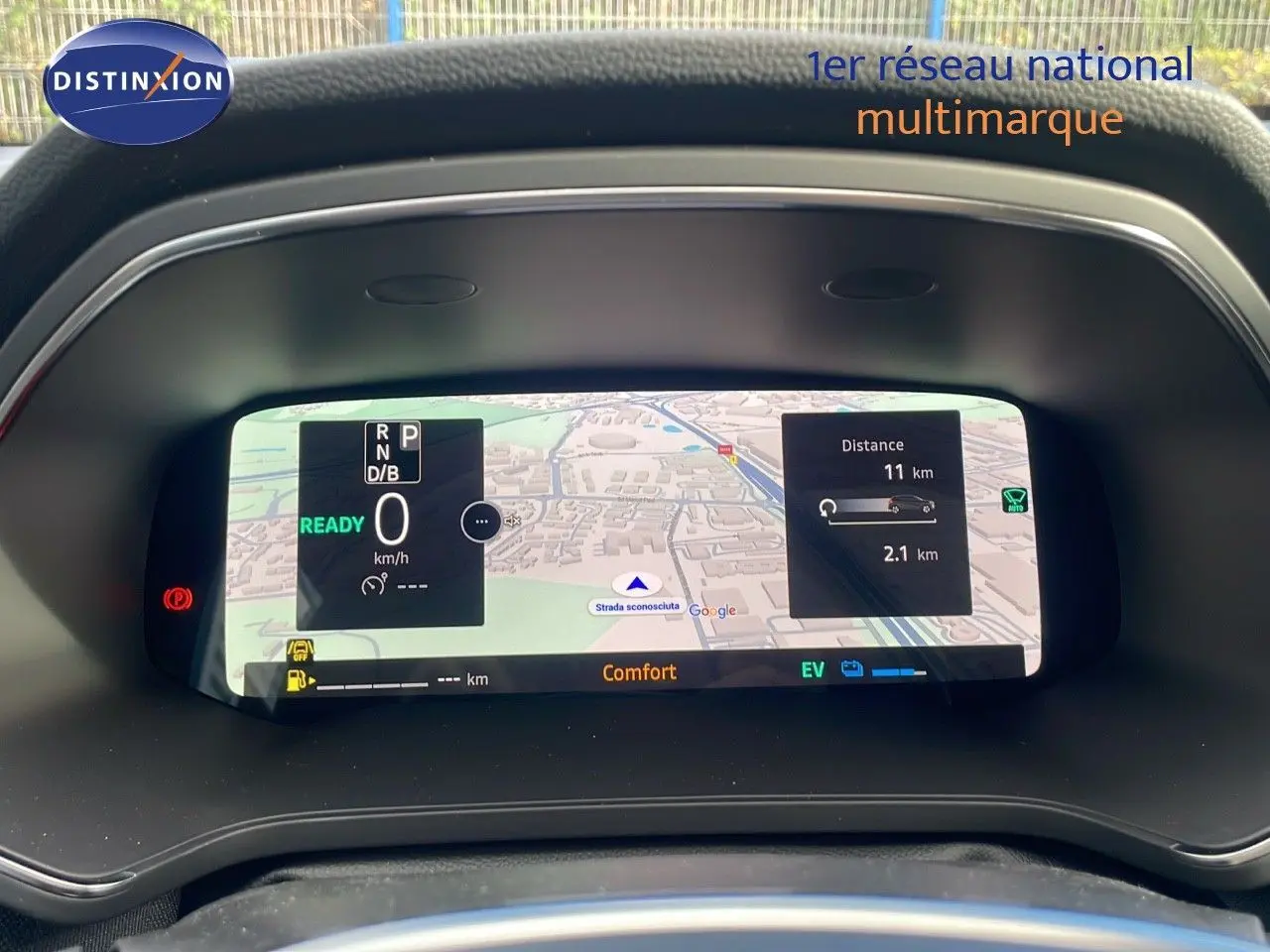 Tableau de bord numérique du Renault Captur E-Tech hybride affichant la navigation et les informations de conduite.