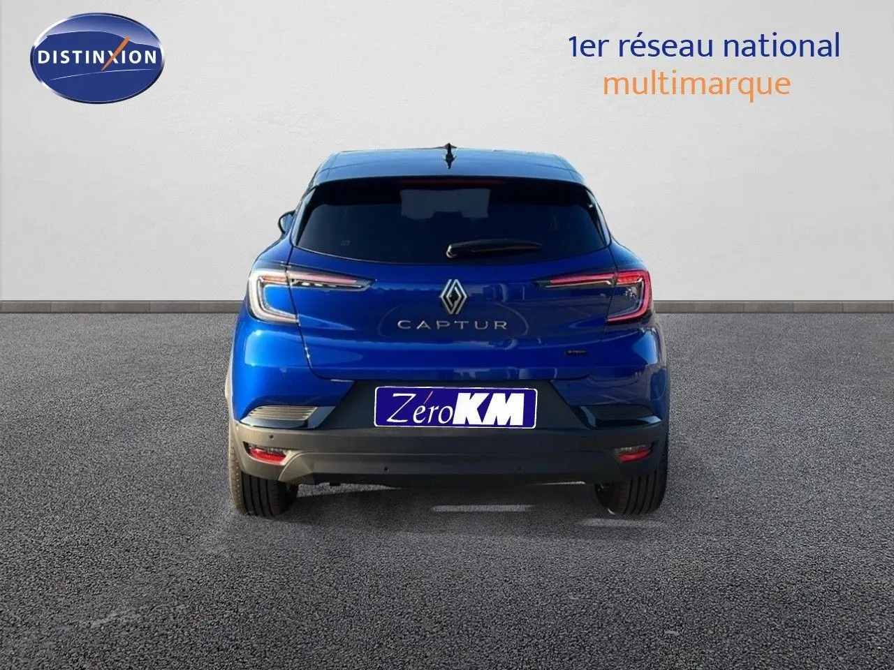 Vue arrière du Renault Captur E-Tech Hybrid bleu Iron Metal avec toit noir, mettant en valeur ses feux LED et son logo central.